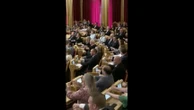 Les parlementaires norvégiens font le "viking row" en pleine séance parlementaire pour soutenir leur équipe nationale