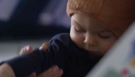 Budget 2026 : un congé de naissance prolongé pour chaque parent