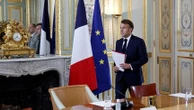 "Ce n'est pas le moment pour le capitaine de lâcher la barre dans la tempête" : en pleine crise politique, ces soutiens d'Emmanuel Macron y croient encore