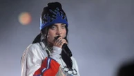 "Je vais dormir dehors sur l'herbe" : l'impatience des fans de Billie Eilish à Paris, nombreux à camper devant l'Accor Arena avant son concert