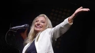 "Je vais mieux, mais suis impardonnablement déçue d'avoir loupé notre beau rendez-vous de Saint-Brieuc" : la chanteuse Véronique Sanson annonce être sortie de l'hôpital