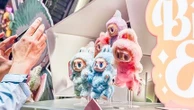 Entre ruptures de stock et scènes de bagarre, pourquoi tout le monde s'arrache les peluches Labubu ?