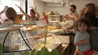 "Ça anime le village" : Dorian, DJ, pose ses platines dans les boulangeries rurales