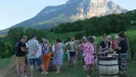 En Savoie, déguster un apéritif au pied des vignes, l'idée de domaines viticoles pour faire redécouvrir le terroir aux habitants