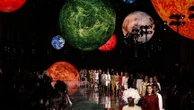 Paris Fashion Week : Matthieu Blazy dévoile sa première collection chez Chanel dans un Grand Palais transformé en galaxie