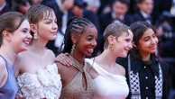 Festival de Cannes 2025 : sur le tapis rouge, les frères Dardenne tout sourire avec leurs actrices, Josh O'Connor et sa fleur rose, Gillian Anderson et Viola Davis éblouissantes dans leurs robes chatoyantes et une double dose de Roschdy Zem