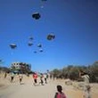 Insuffisant, cher, dangereux pour la population... Pourquoi le largage aérien d'aide humanitaire sur la bande de Gaza est critiqué par des ONG
