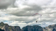 En Chine, un parapentiste aspiré dans un nuage, s'est retrouvé à 8 500 mètres d'altitude