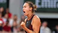 La n°1 mondiale Aryna Sabalenka rallie les quarts de Roland-Garros après sa victoire face à Naomi Osaka dans la première night session féminine depuis 2023