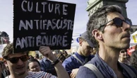 "Monsieur Bolloré met en danger la liberté de penser en France" : une manifestation contre le milliardaire ultra-conservateur organisée près de L'Olympia