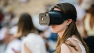 "C’est génial, on suit le match à fond" : comment des casques ont changé la vision des rencontres des spectateurs malvoyants à Roland-Garros pour la 1re fois