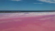 Australie : un lac rose aux multiples nuances qui fascine les visiteurs