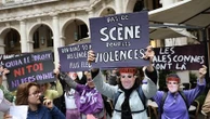 "Pas de scène pour les violeurs" : des militantes du collectif féministe #NousToutes manifestent devant le théâtre parisien où joue Patrick Bruel