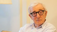 Le cinéaste Woody Allen publie son premier roman, "Quelle mouche a piqué Baum?"