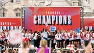 "C’est vraiment important d’être là pour elles" : après leur sacre à l'Euro, les footballeuses anglaises acclamées à leur retour à Londres