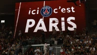 "Mettre la vidéo sans le son et éviter de crier s'il y a but"... A Roland-Garros, les amateurs de foot suivent comme ils peuvent la finale du PSG pendant la night session