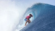 Surf : le champion olympique français Kauli Vaast fait son retour sur la redoutable vague de Teahupo'o, à Tahiti
