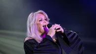 La chanteuse Bonnie Tyler est sortie du coma mais son état demeure préoccupant