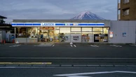 Au Japon, les supérettes Lawson proposent aux campeurs de louer les places de leurs parkings