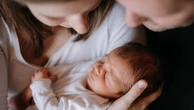 "Une super opportunité pour équilibrer et prioriser les enfants" : à quoi va ressembler le nouveau congé de naissance inscrit dans le projet de budget pour 2026 ?