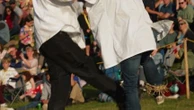 Insolite : qui remportera le championnat de coup de pied dans les tibias ?
