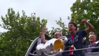 Ligue des champions : les joueurs du Paris Saint-Germain s'offrent un retour triomphale dans la capitale