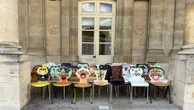 "L'hémicycle citoyen" : 577 chaises "designées" par deux artistes pour interroger la démocratie et la liberté