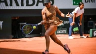 Vainqueure au bout du suspense face à Iva Jovic, Naomi Osaka qualifiée pour la première fois pour les huitièmes de finale de Roland-Garros