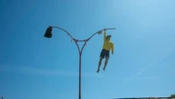 Festival Paris l'été : une artiste se retrouve suspendue au-dessus du vide dans le spectacle "Rouge Merveille"