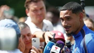 Le défenseur de l'équipe de France de football, Maxence Lacroix, offre des pizzas aux supporters de son village de Dordogne