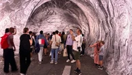 Les premiers visiteurs découvrent l'intérieur de la "Caverne du Pont-Neuf" de JR