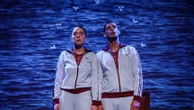 "Les Deux Frères et les Lions" : un conte moral hilarant sur fond de capitalisme au théâtre de l'Œuvre