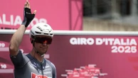 Giro 2025 : Kaden Groves remporte la 6e étape au sprint, les temps neutralisés à l'arrivée après une lourde chute