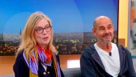 "Ça leur arrive, et c'est comme des plaques tectoniques", Isabelle Carré et Bernard Campan se confient sur leurs personnages dans la pièce "Un pas de côté"