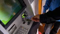 Le nombre de distributeurs de billets continue de diminuer en France