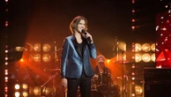 Amaury Vassili rend hommage à Mike Brant dans un spectacle : "J'ai toujours ce plaisir de reprendre la chanson française"