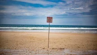 Baïnes : le littoral aquitain en risque maximal, les préfectures recommandent de "respecter les zones de baignade surveillée"