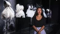 "Ce que j'aime dans la haute couture, c'est la transmission d'un héritage, c'est un véhicule d'une histoire ancestrale" : la beauté du geste de Yiqing Yin se dévoile à la Cité de la dentelle et de la mode de Calais.