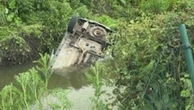 "J'ai directement sauté dans l'eau" : des jeunes sauvent un couple bloqué dans une voiture immergée dans une rivière