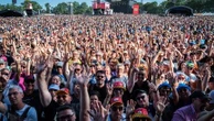 Les Vieilles Charrues, la plaisanterie et le géant