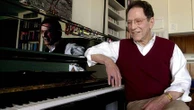 Tom Lehrer, mathématicien, pianiste et chanteur satirique américain, est mort à 97 ans