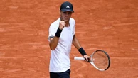 Rafael Jodar s'offre un premier quart de finale à Roland-Garros en renversant son compatriote Pablo Carreno Busta en cinq manches