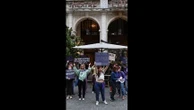 Des militantes féministes manifestent devant le théâtre où joue Patrick Bruel