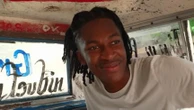 Quinze ans après le séisme qui a ravagé Haïti, Jerry, enfant rescapé adopté par des Français, retourne sur les traces de son passé
