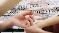 "Au salon Les deux mains du luxe, on fait découvrir les premiers gestes" : Agathe Crinon, brodeuse à l'Atelier Montex, y dévoile son métier