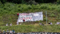 Tour de France : RSF déploie une bâche géante pour réclamer la libération du journaliste Christophe Gleizes