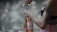 Alcool interdit dans les rues de Paris, le "match des fiertés" et Theodora pro-IA ? Ça dit quoi ce 26 juin ?