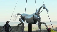 Zeus, le cheval mécanique de Paris-2024, fait escale au Mont-Saint-Michel