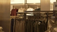 T-shirts, pantalons… pourquoi y a-t-il toujours plus de vêtements dans nos penderies ?