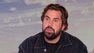 Artus : "Je fais les mêmes vannes sur scène que je ferais avec mes potes dans une soirée", confie le comédien avant son spectacle à La Défense Arena en mars 2026